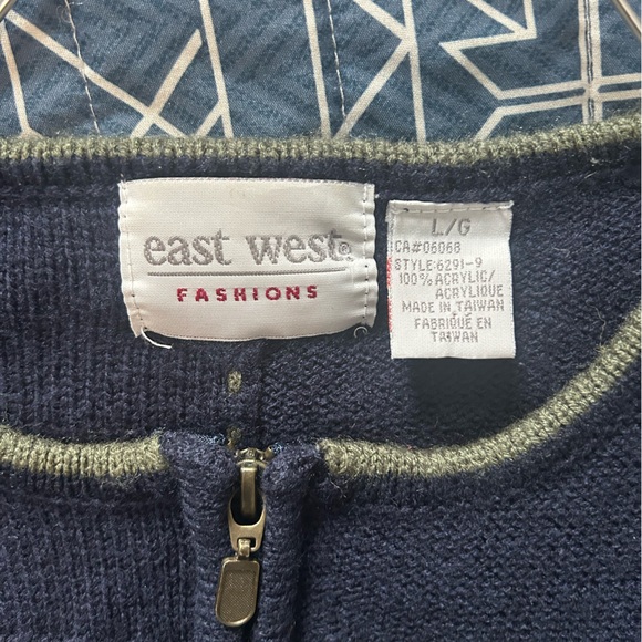 Cozy Navy Leaf Patterned Sweatshirt - Picture 6 of 6